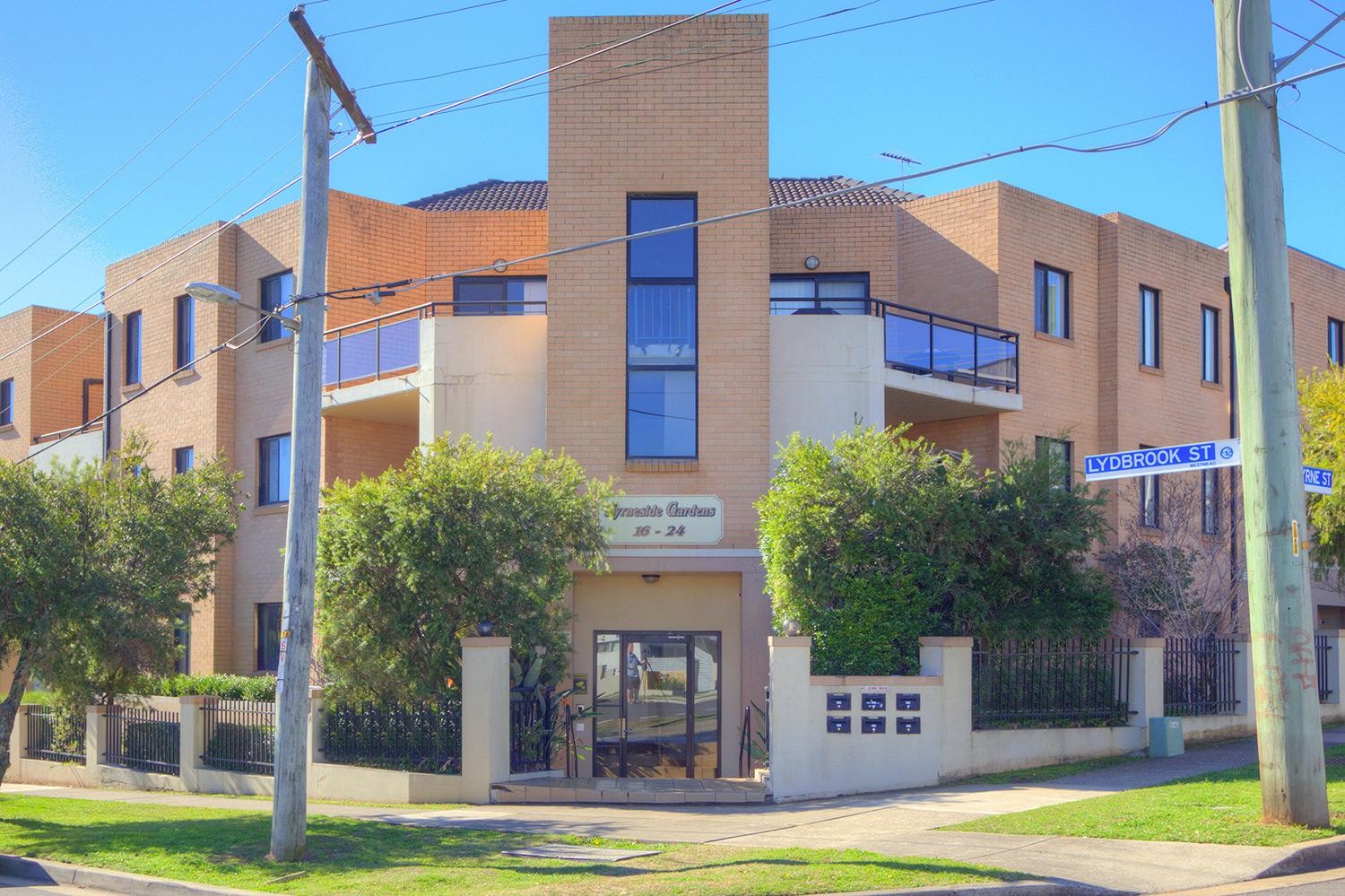 2 Bedrooms! 2 Bathrooms! Walk to Station!