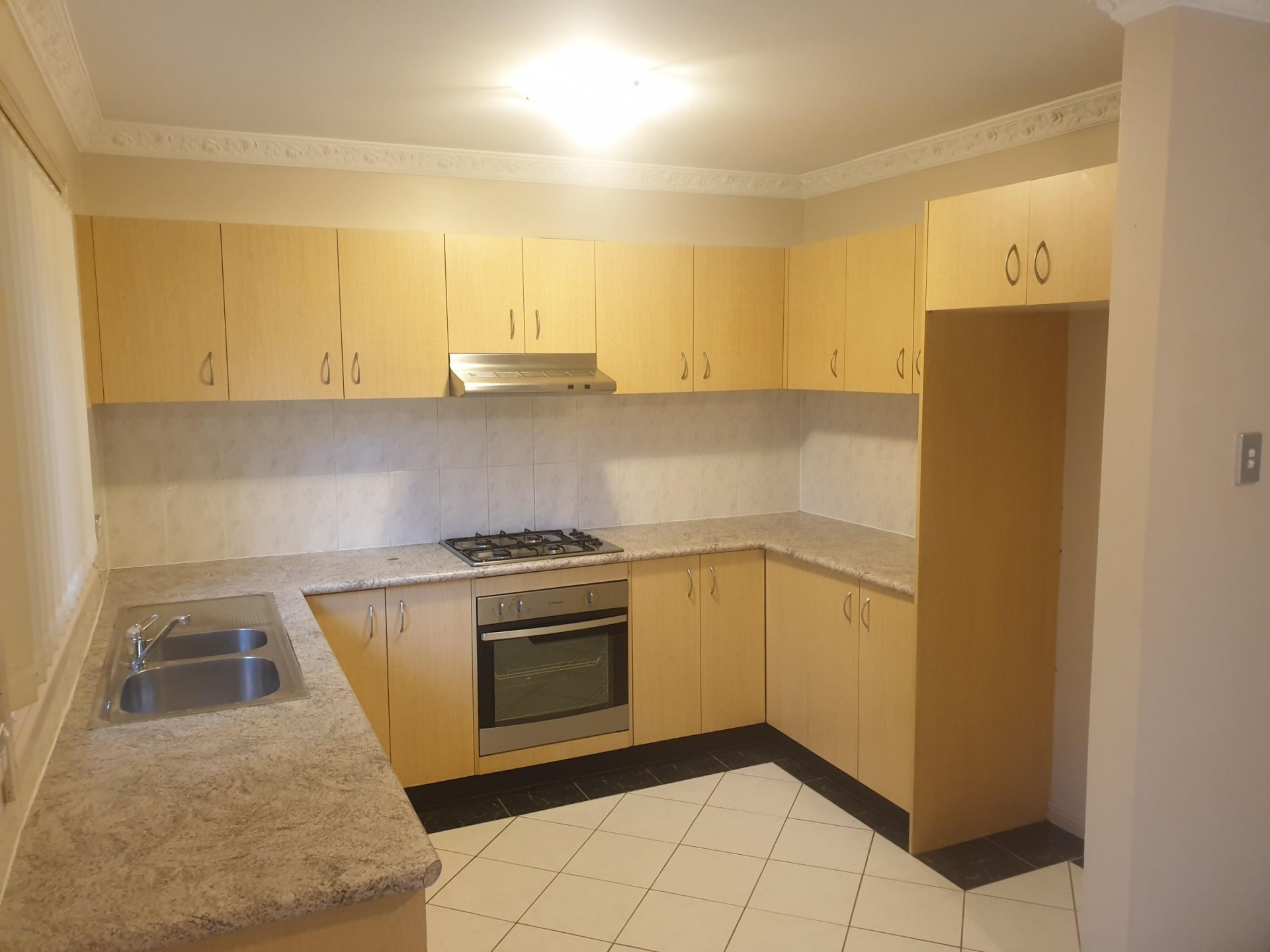 Modern Townhouse! Perfect Location!!