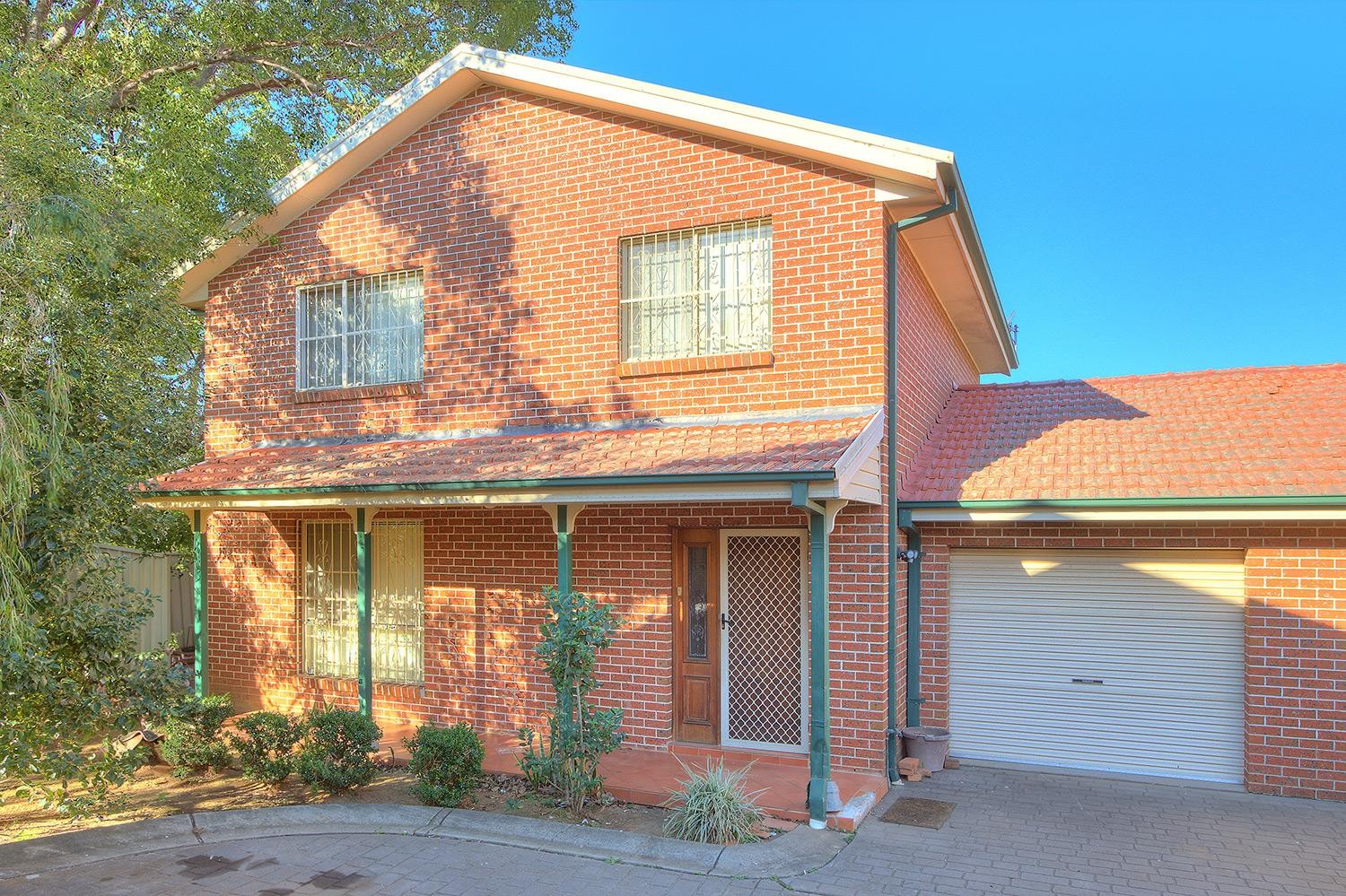 3 Bedrooms- Walk to Station!