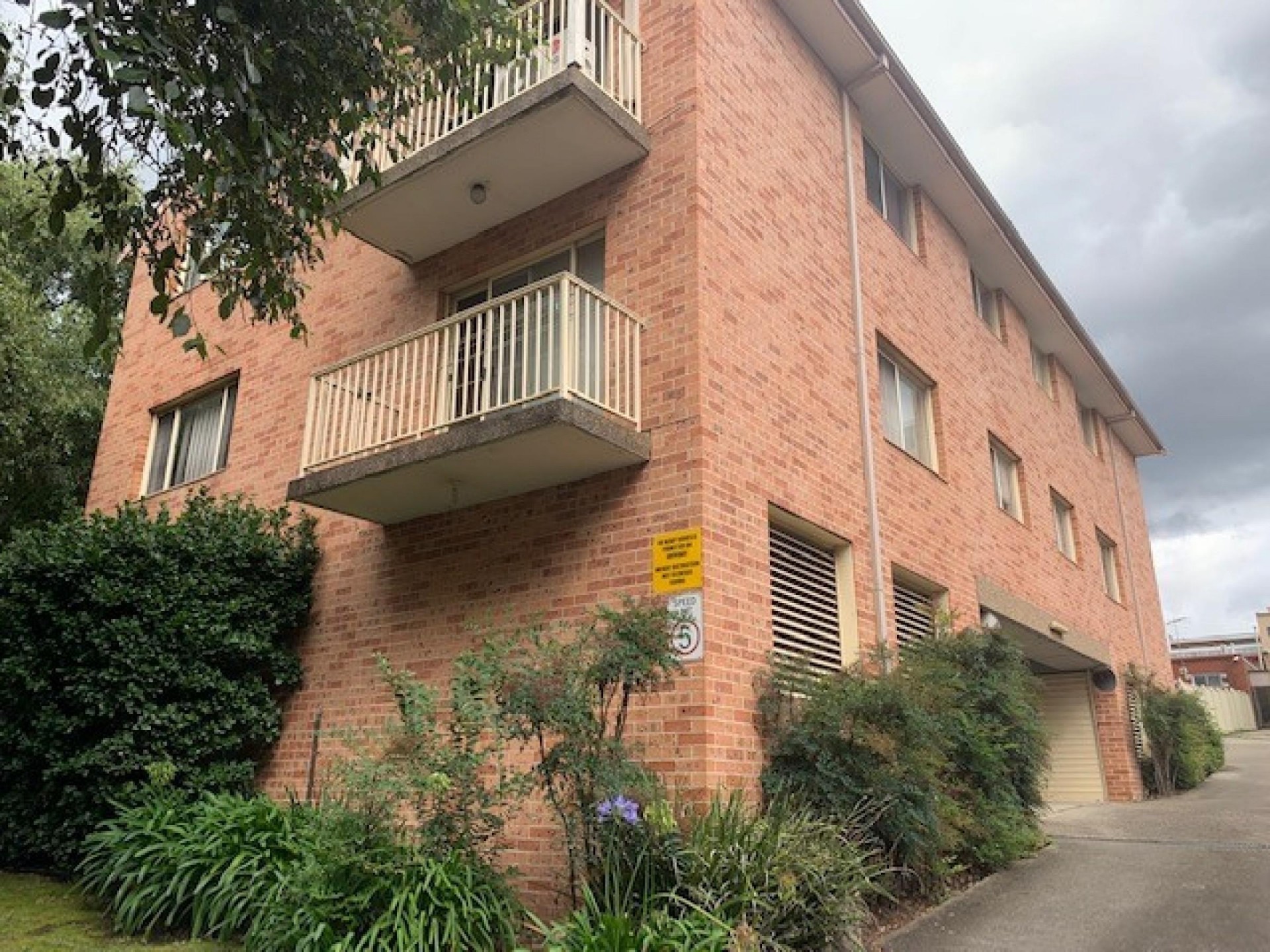 3 Bedrooms! Only Two Minutes Walk to shops!