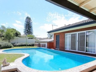 View profile: Lovely home with 4 bedrooms and Swimming Pool!