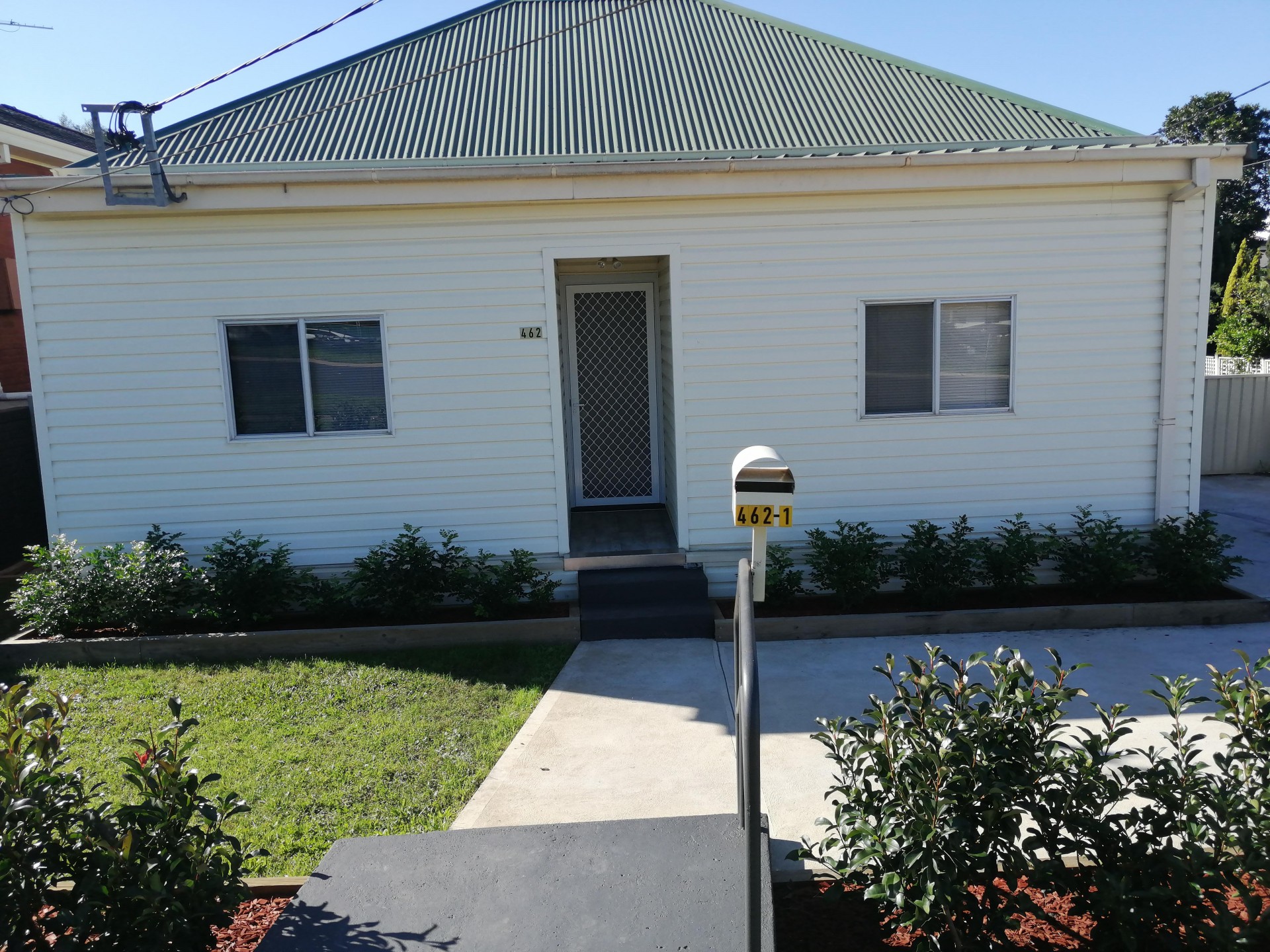 Lovely half house!! Freshly Painted and new flooring