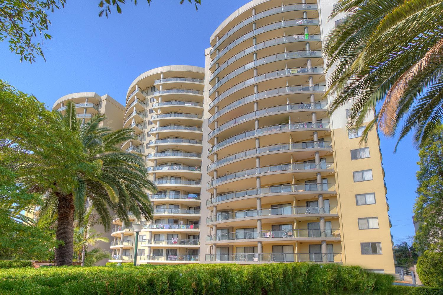 3 Bedrooms! 2 Bathrooms! Walk to Station!