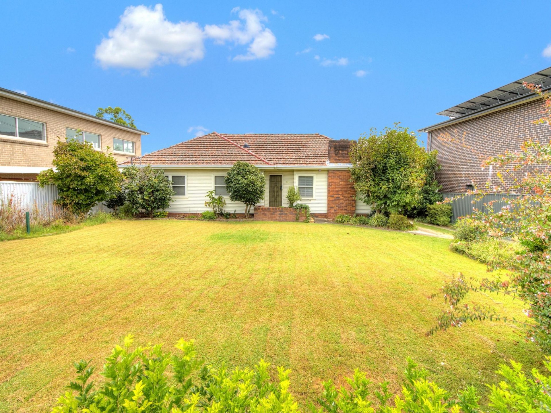 Well-Presented and Spacious Home- 5 Minutes Walk to Station!