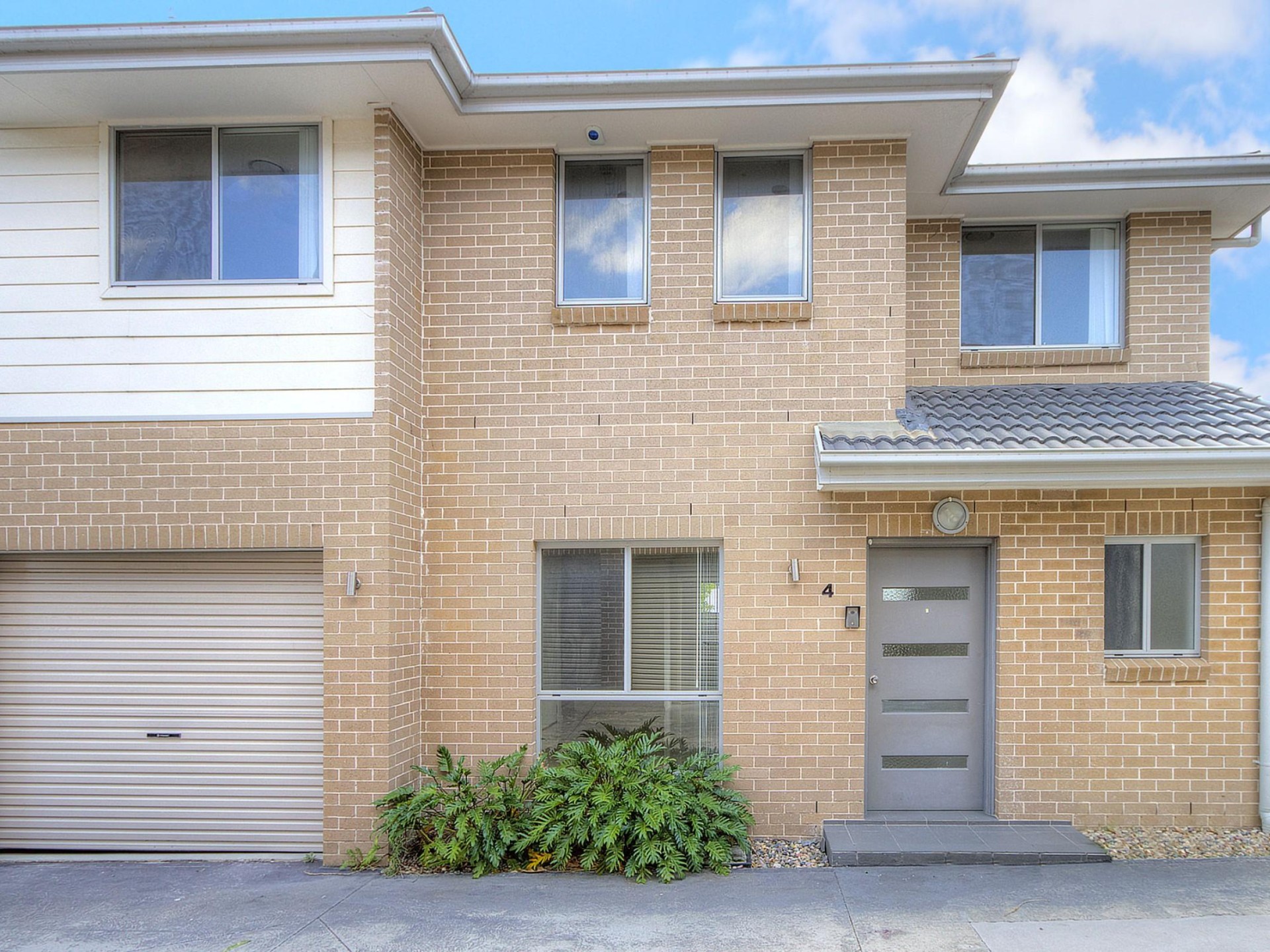 3 Bedrooms! 2 Bathrooms! Walk to Station