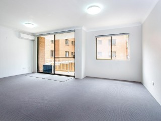 View profile: Outstanding Location! Easy Stroll to Station & Shops!