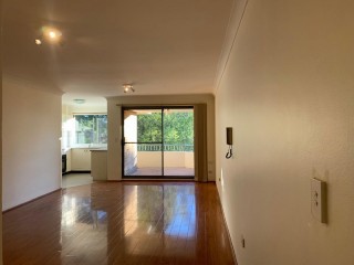 View profile: Minutes Walk to Station & Shopping Centre! Freshly Painted