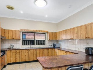 View profile: Quality 4 Bedroom Home- 8 Minutes to Station!