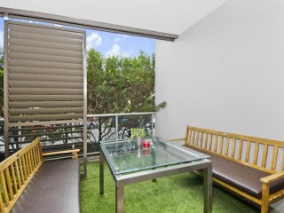 View profile: Outstanding Modern Unit with Courtyard!