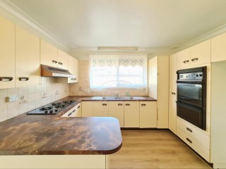 View profile: 3 Bedroom House with large backyard