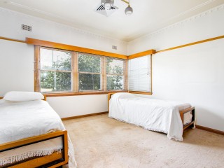 View profile: Well-Presented and Spacious Home- 5 Minutes Walk to Station!