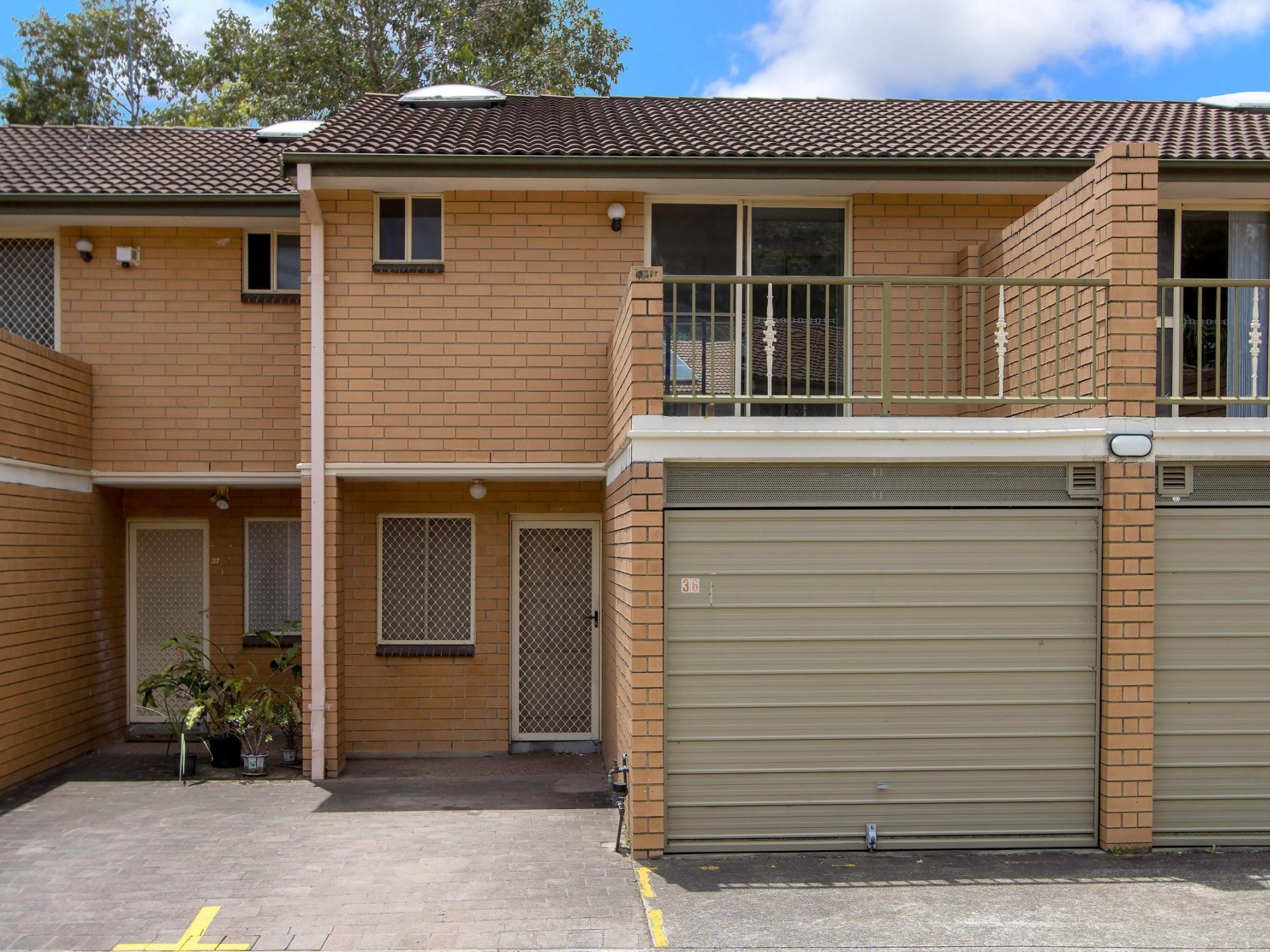 3 Bedrooms! 2 Bathrooms! Pool & Tennis Court!