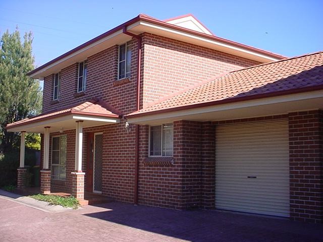 Three Bedrooms! Walk to Station!