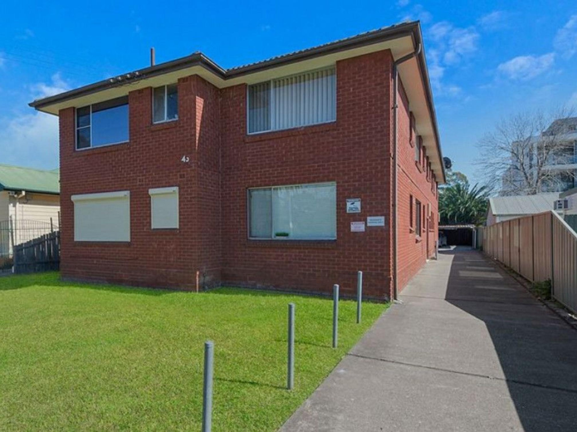 Outstanding Location! Minutes Walk to Station & Shopping Centre!