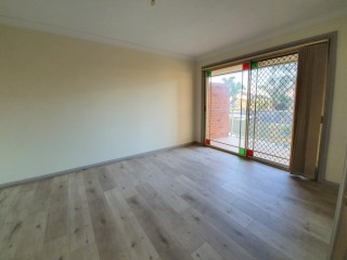 View profile: Great Townhouse! 3 Bedrooms Floating flooring! Garage and Parking Space.