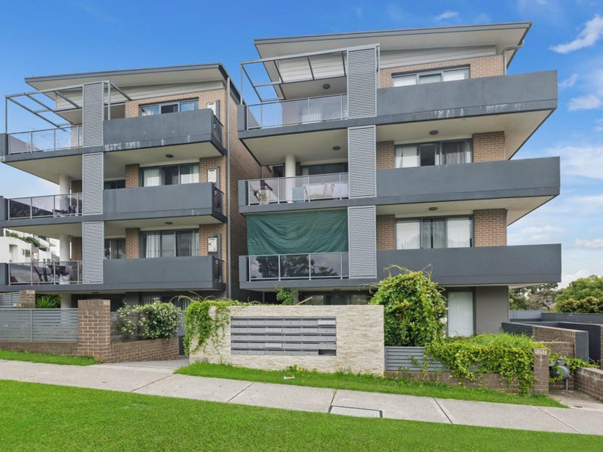 Superb Modern Unit with Courtyard & Air Conditioning