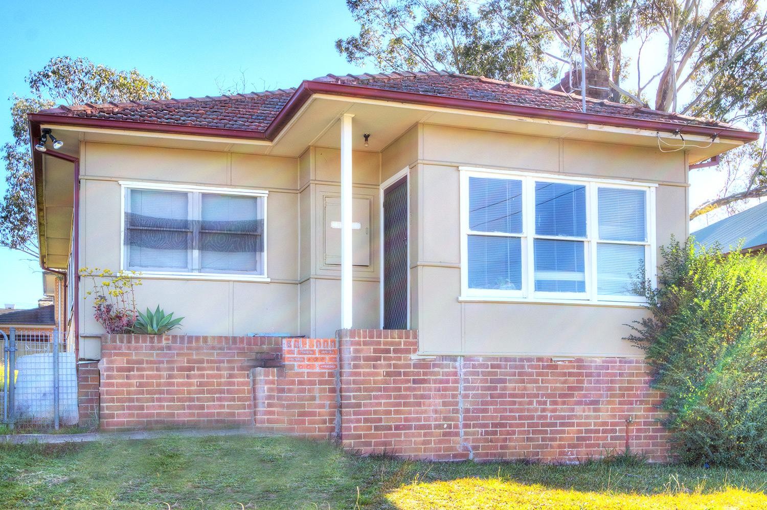 Fully Renovated! Walk to Station & Shops!