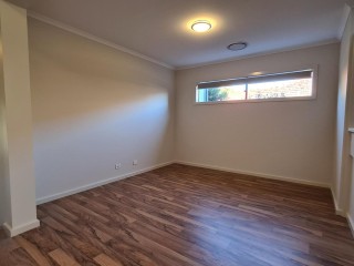 View profile: Massive BRAND NEW Duplex! 4 Bedrooms!