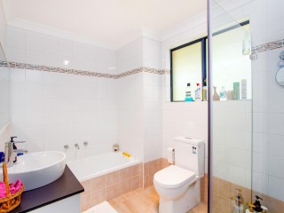 View profile: Huge Unit- Walk to Station!