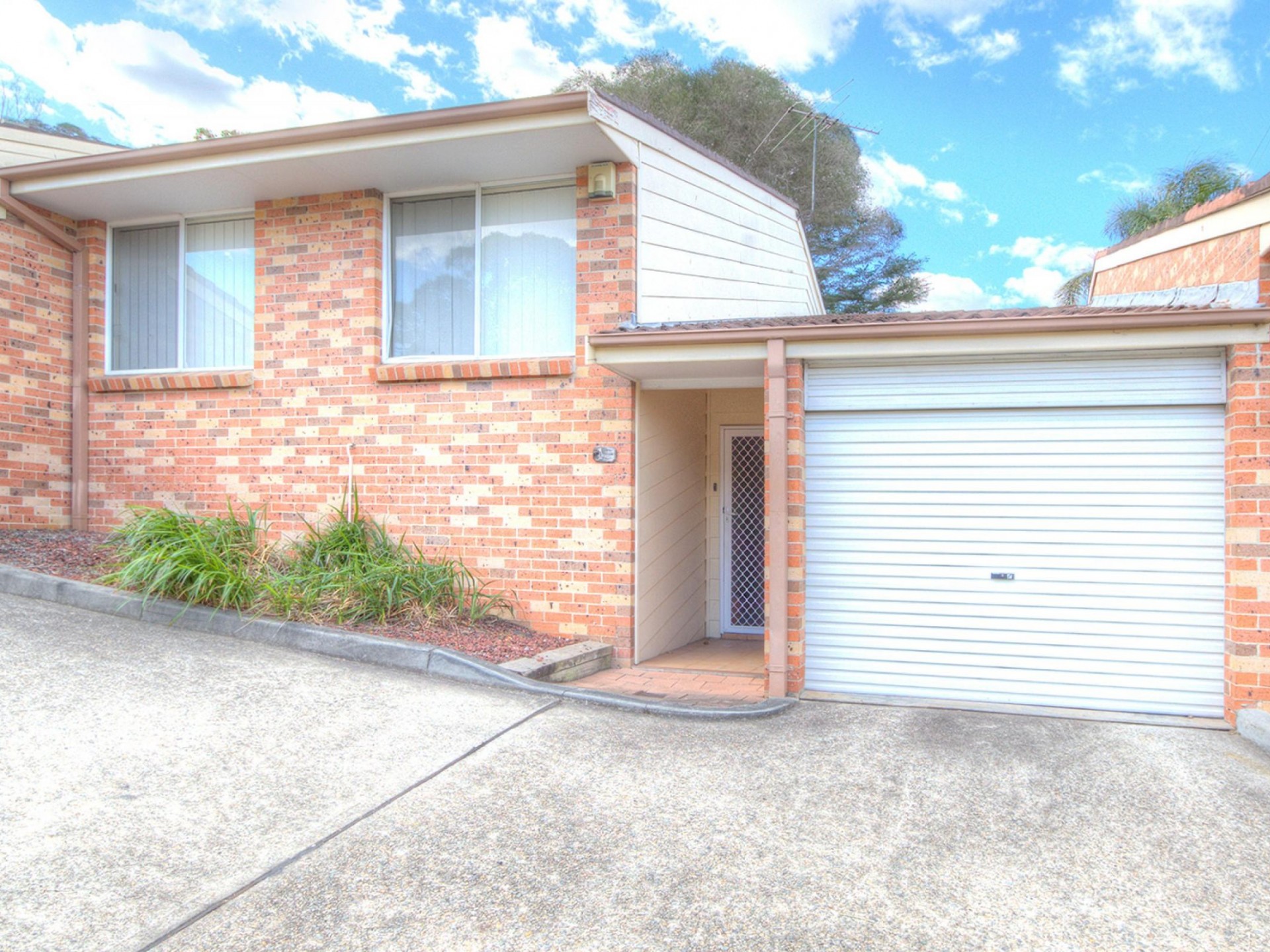 Modern Split Level Villa! Close to Transport!