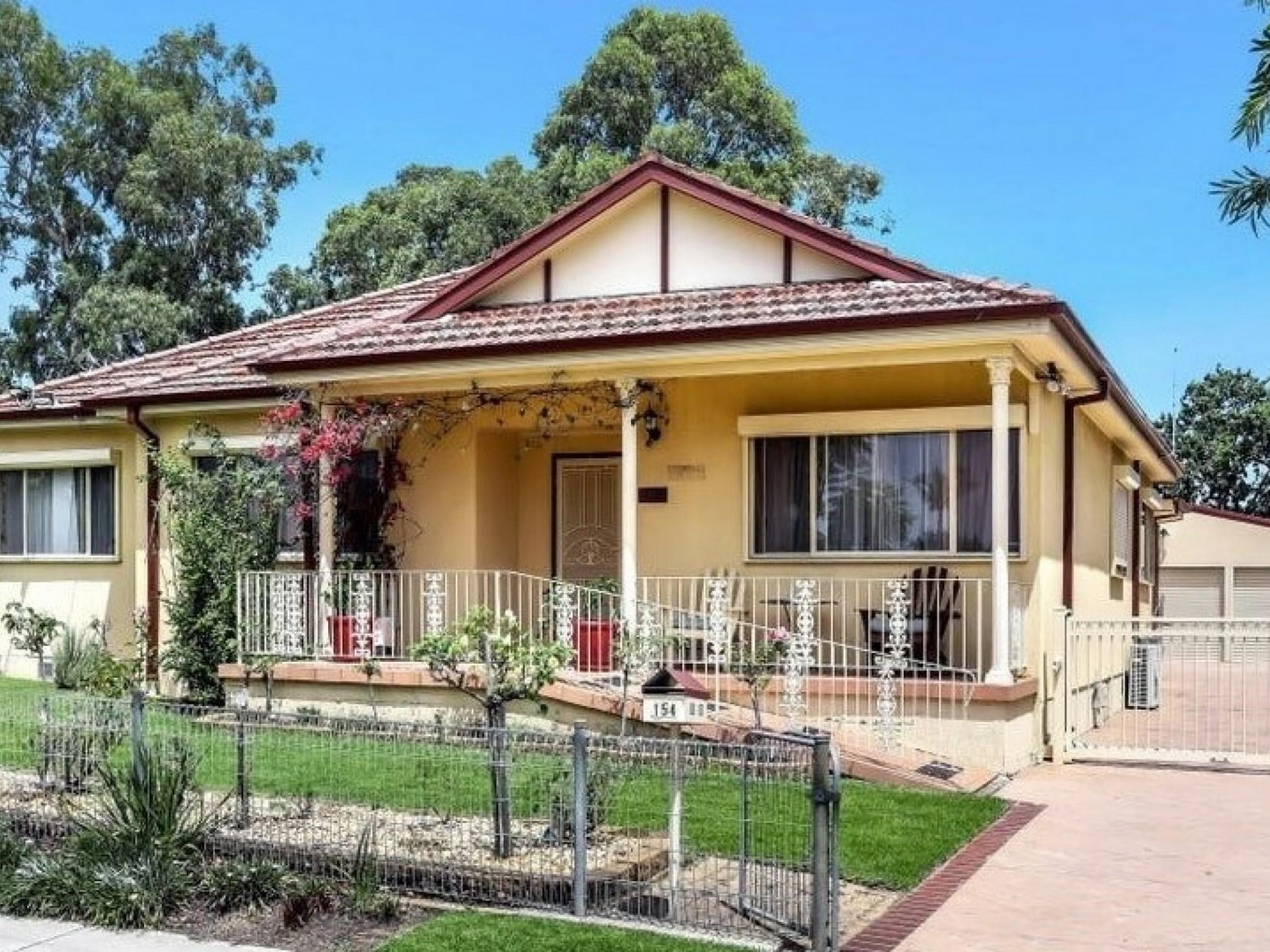 Four Bedrooms! Ten Minutes to Station!