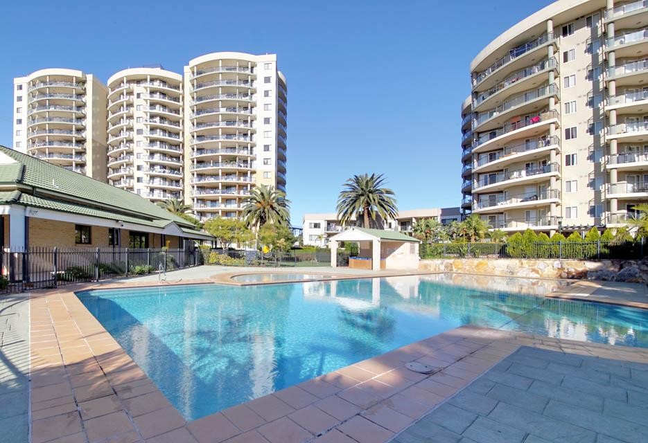 Two Bathrooms! Swimming Pool & Tennis Court