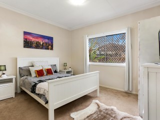View profile: Excellent Location! Spacious 4 bedroom house, 3 bathrooms and a large backyard!
