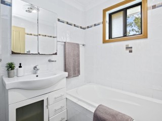 View profile: Large Full Brick 4 Bed Duplex- Walk to Station & Shops!