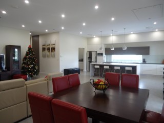 View profile: Jacuzzi, Ducted Air Conditioning & Woodfired Oven