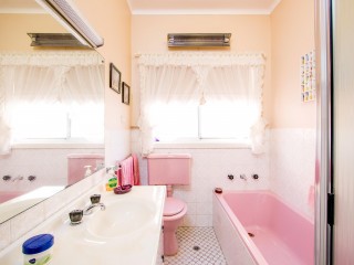 View profile: Outstanding Corner Block! 10 Minutes to Station & Shops!