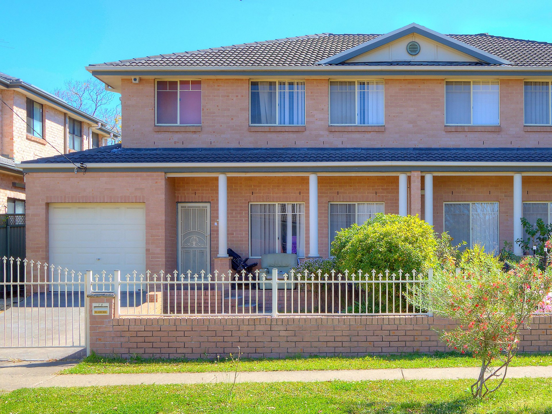 Walking Distance to Station, Shops, School and Parks!