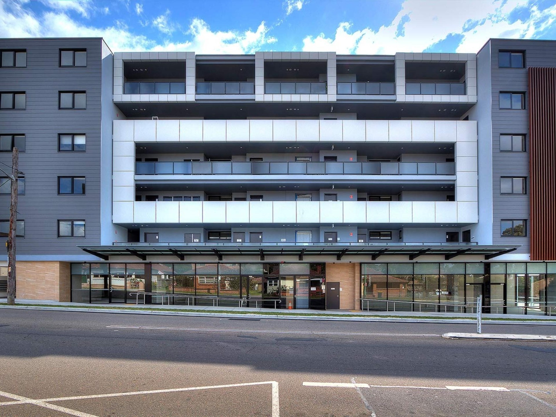 Two Minutes Walk to Station & Shopping Centre!