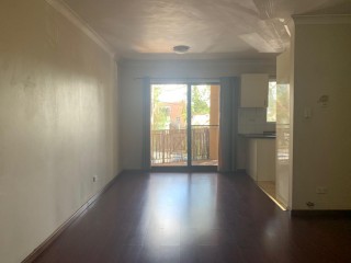 View profile: Freshly painted apartment!!! One Minute to Station!!