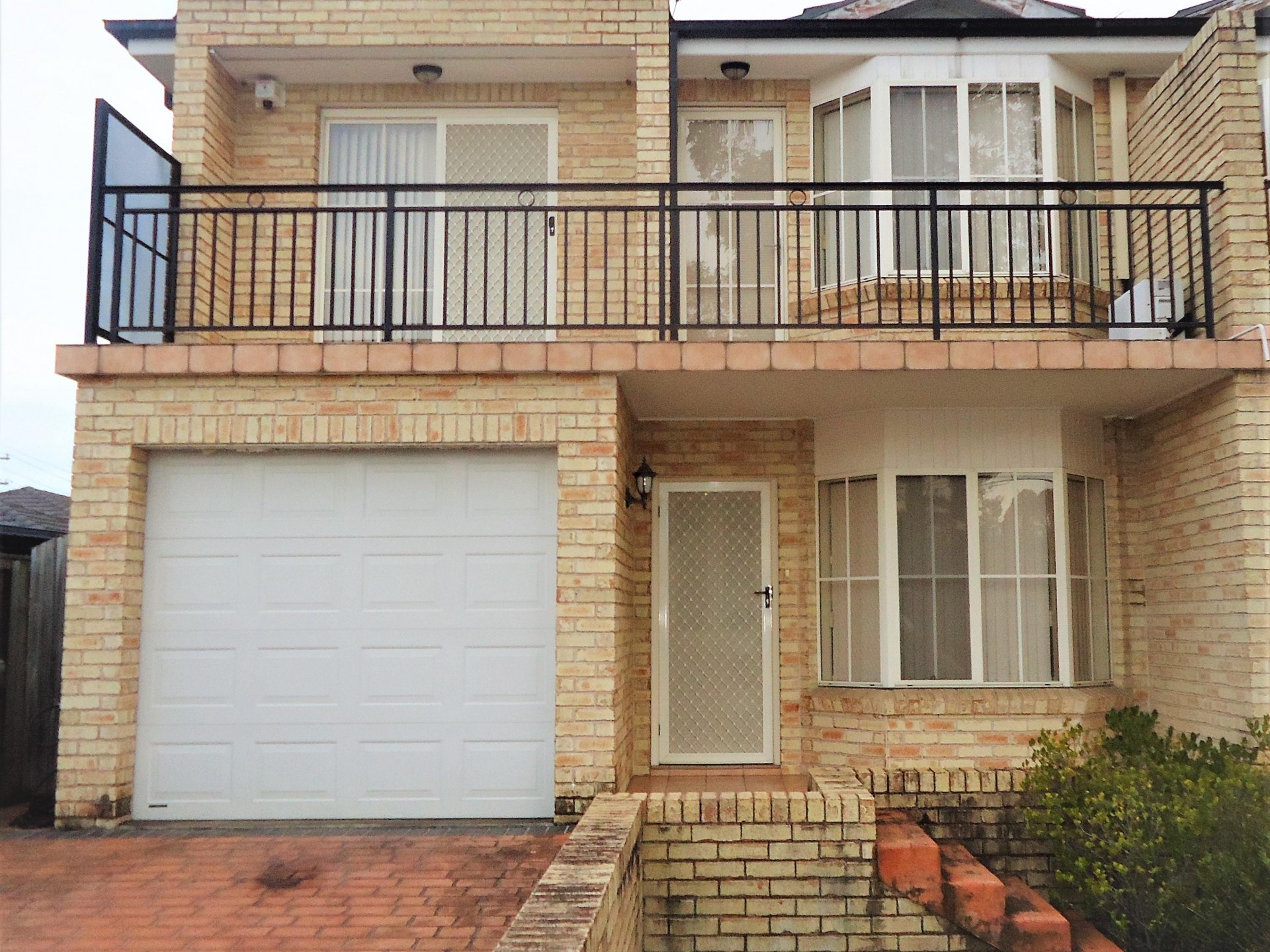 3 Bedrooms! Air Conditioning! Gas Cooking!