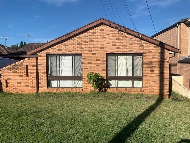 Walk to Station, Shops & Darcy Rd School!