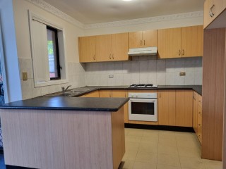 View profile: Freshly Painted Villa ! Outstanding Location - Walk to Station!