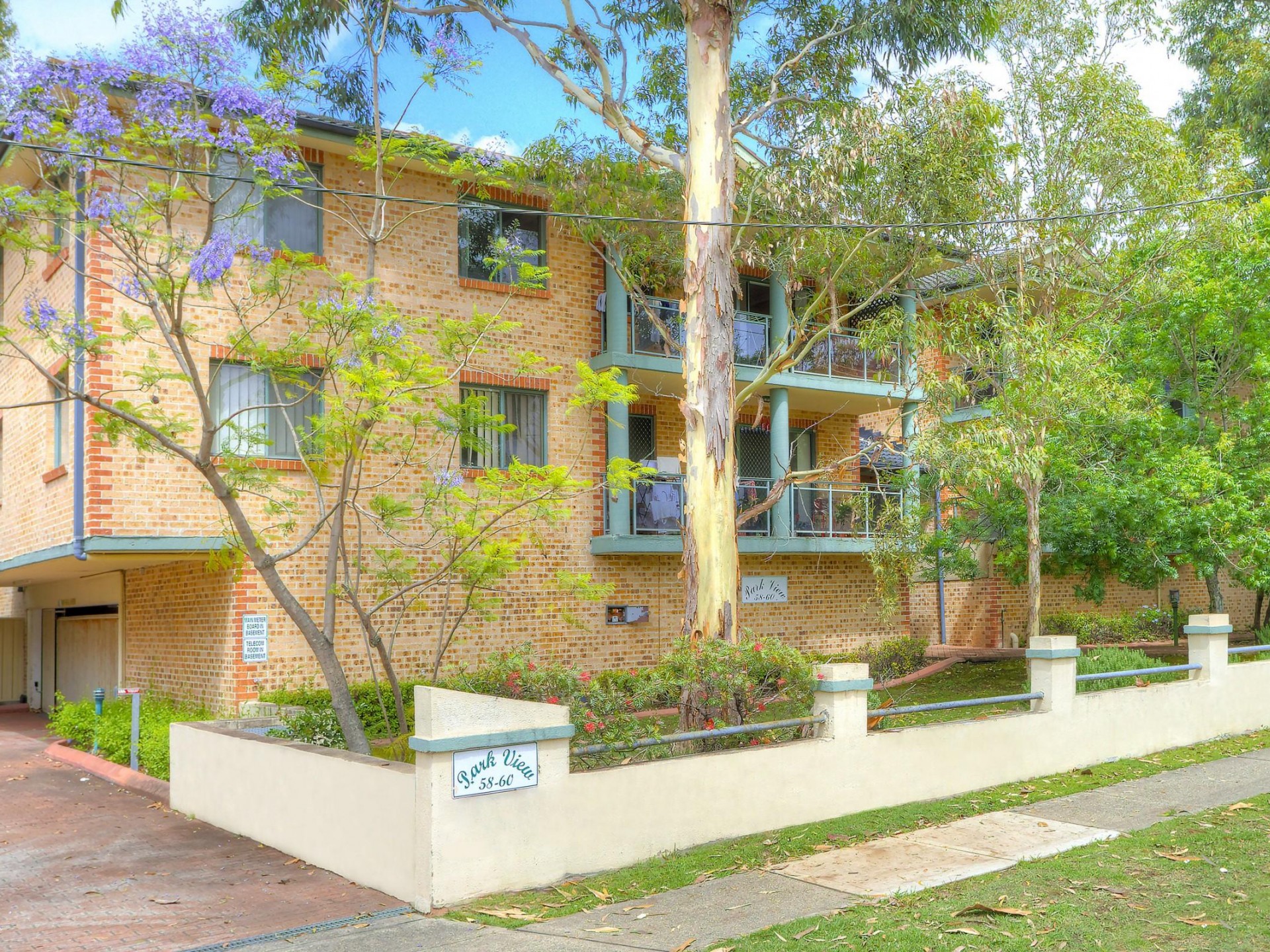 3 Bedrooms! 2 Bathrooms! Double Garage!
