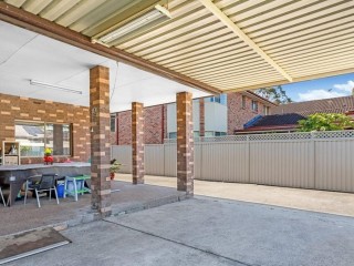 View profile: Quality 4 Bedroom Home- 8 Minutes to Station!