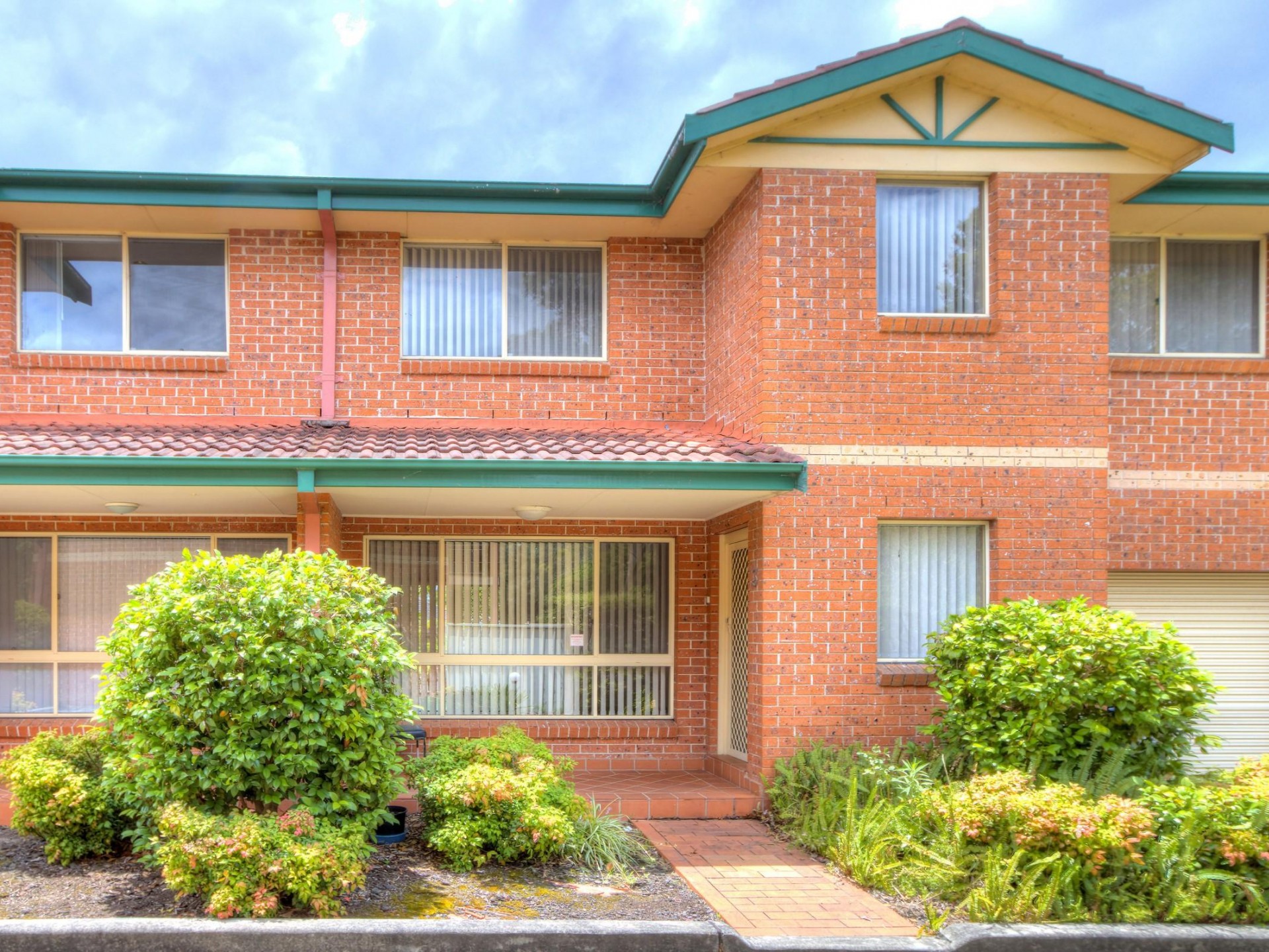 3 Bedrooms! 2 Bathrooms! Air-conditioning!
