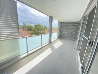 View profile: Luxurious Newly Built Unit! Outstanding Location
