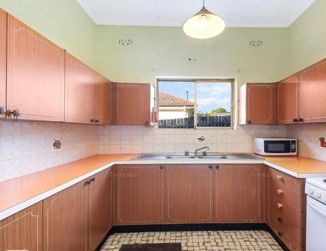 Superbly located to Wentworthville Station, Westmead Station, bus stops, shops and schools!