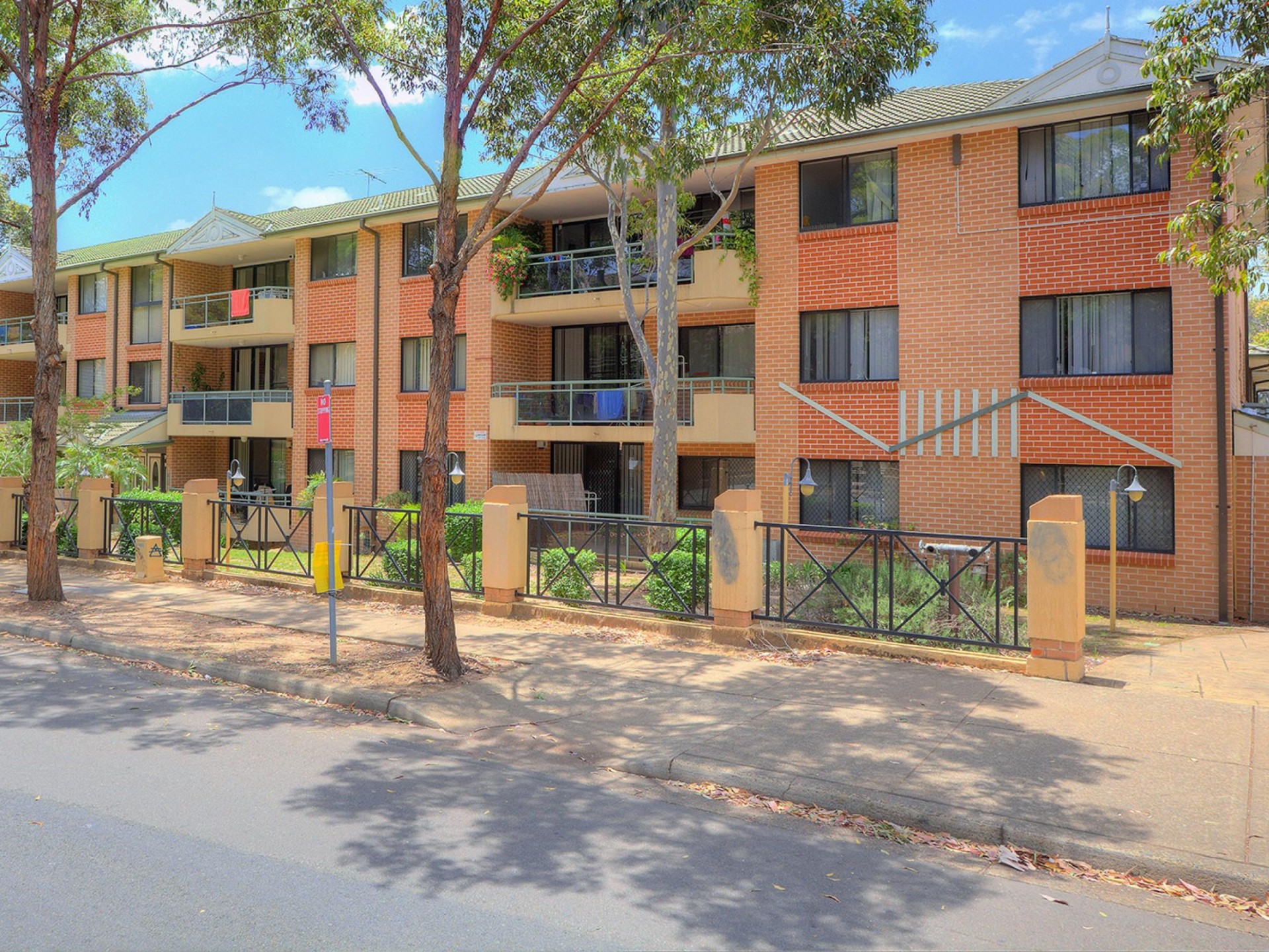 Walk to Station & Shops! Plus Swimming Pool!