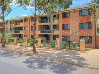 View profile: 10 Minute's Walk to Station! Plus Swimming Pool!