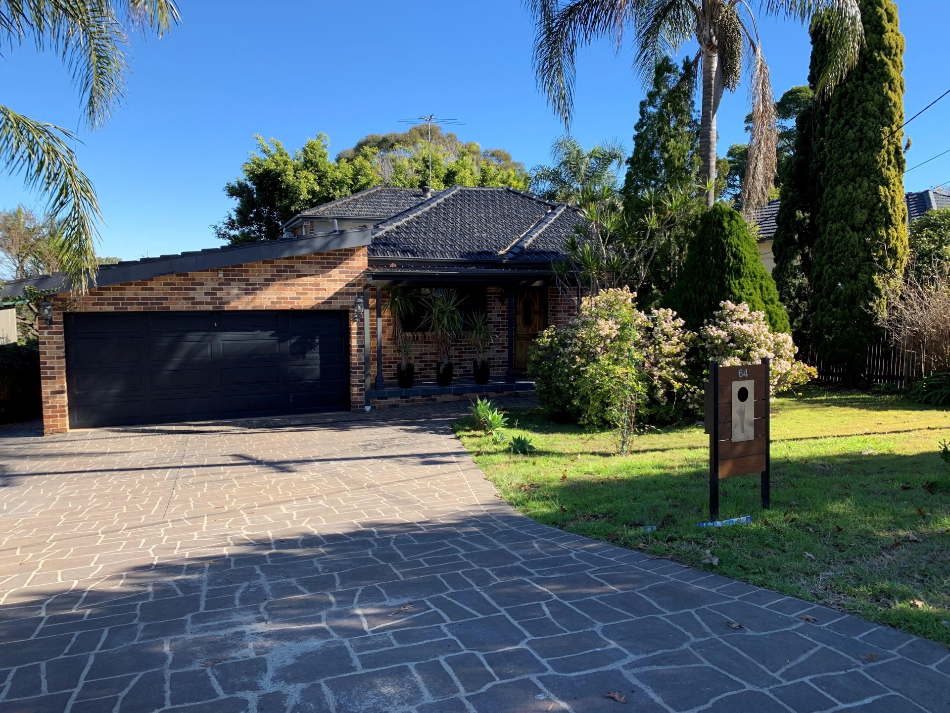 3 bedroom modern family home located in a leafy suburb.  Water included in rent!