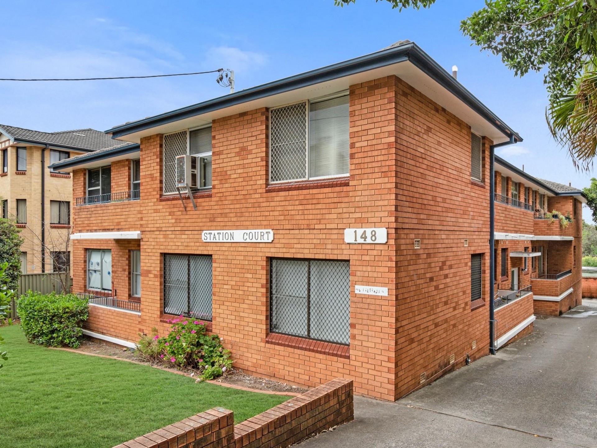 Only 5 Minutes Walk to Station & Shops