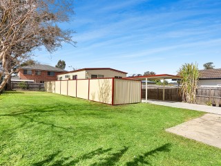 View profile: Excellent Location! Spacious 4 bedroom house, 3 bathrooms and a large backyard!