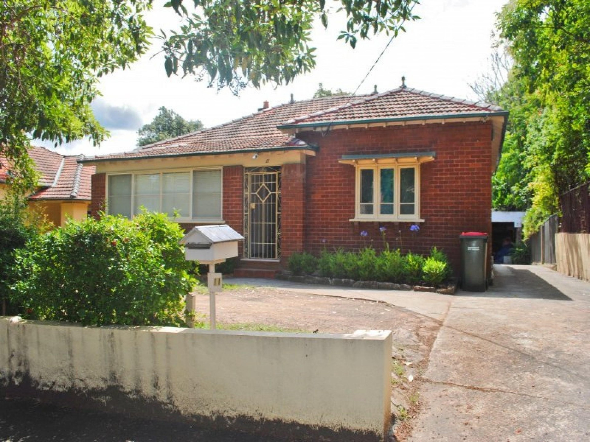 Very Convenient Location & Water is included in rent! New carpet and Lino JUST installed!