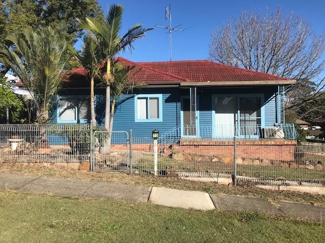 Excellent Location! Spacious 3 bedroom house! 1st Week Free Rent!