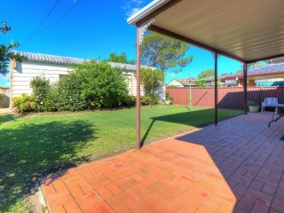 View profile: Outstanding Corner Block! 10 Minutes to Station & Shops!