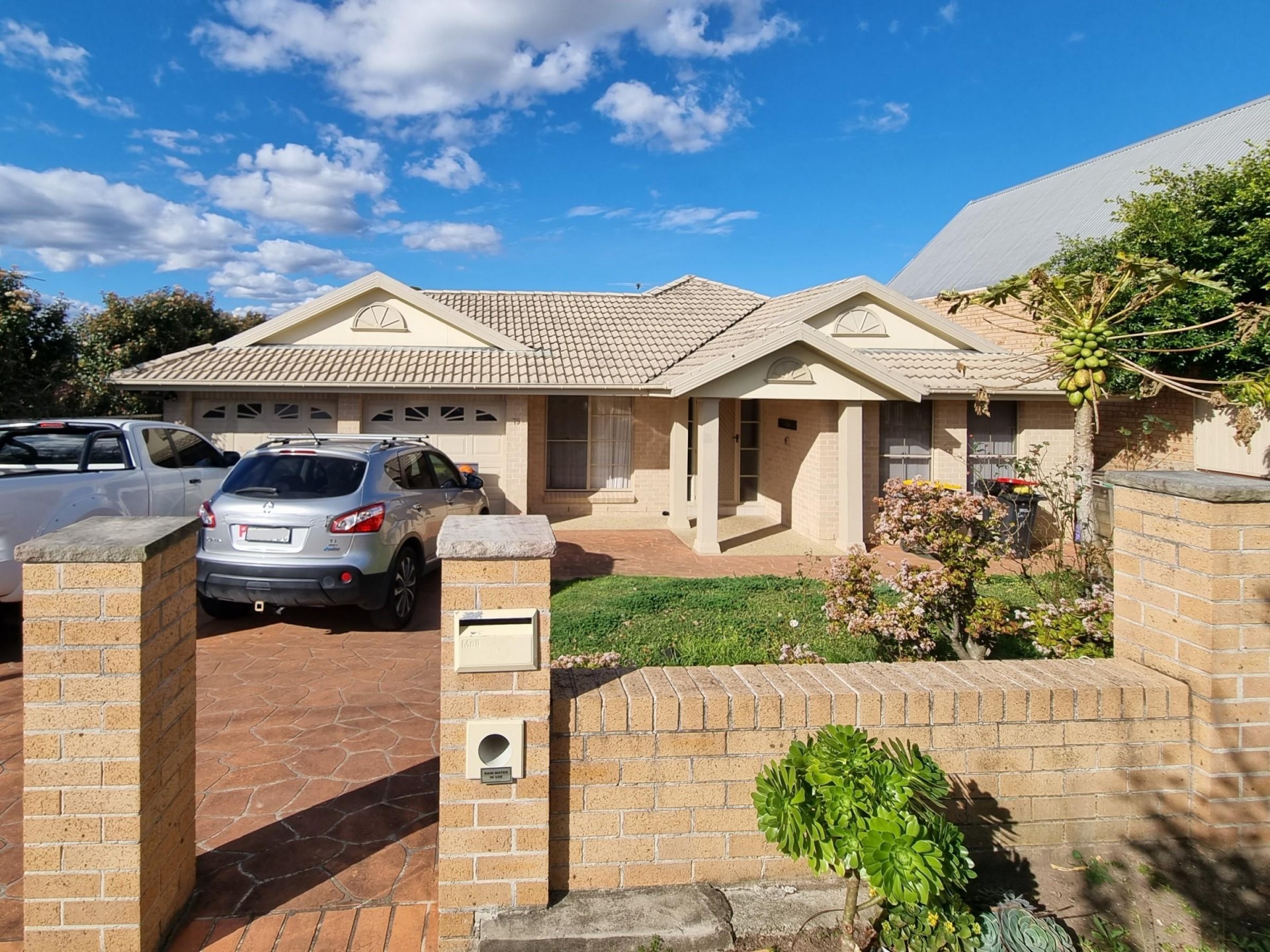 Huge Six Bedroom Home, Two Bathrooms & Large Living